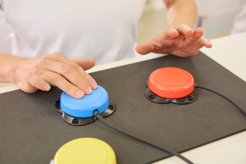 UDe-スポーツのカラーボタンを操作する様子