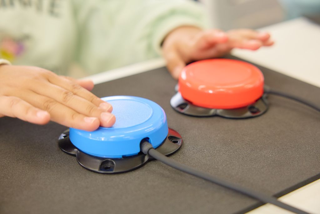UDe-スポーツのカラーボタンを手で押している様子