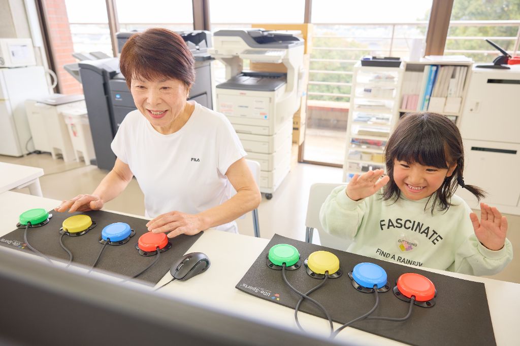 高齢者と子供が一緒に楽しむ様子